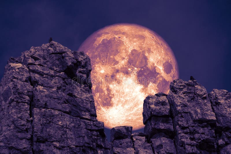 luna porpora scura indietro sopra la pietra ed i mostri su roccia fra la scogliera immagini stock libere da diritti luna porpora scura indietro sopra la pietra ed i mostri su roccia fra la scogliera immagini stock libere da diritti