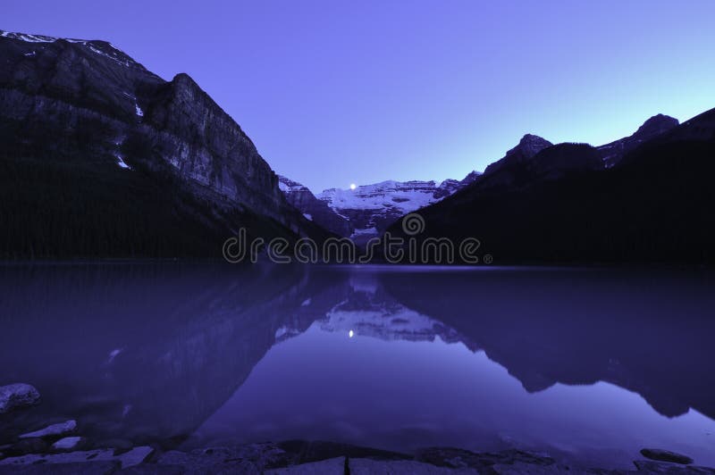 Luna que fija sobre Lake Louise imágenes de archivo libres de regalías Luna que fija sobre Lake Louise imágenes de archivo libres de regalías