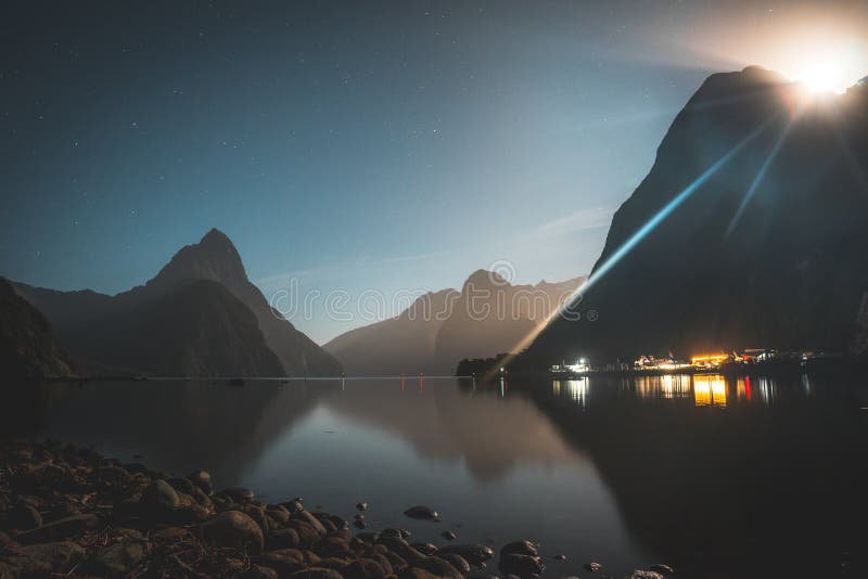 Luna que sube sobre los picos de Milford Sound, Nueva Zelanda imagen de archivo libre de regalías Luna que sube sobre los picos de Milford Sound, Nueva Zelanda imagen de archivo libre de regalías