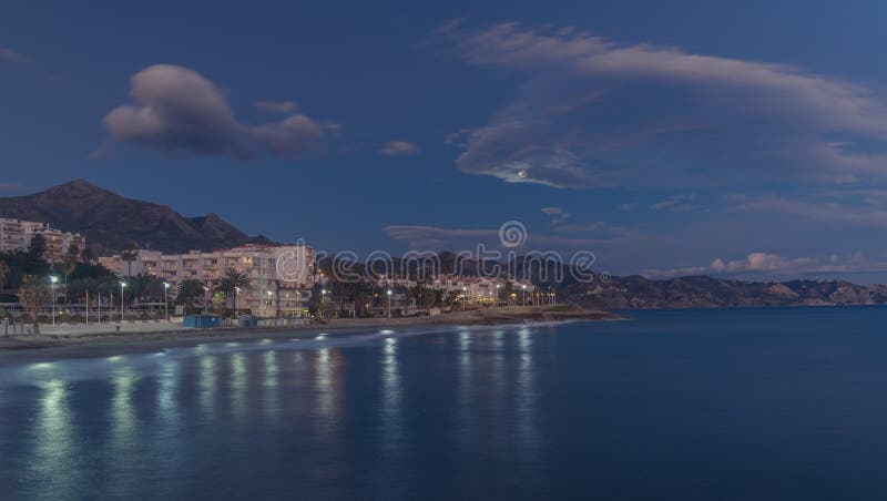 Luna sobre la ciudad de Nerja fotografía de archivo libre de regalías Luna sobre la ciudad de Nerja fotografía de archivo libre de regalías