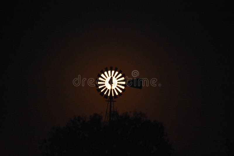 Luna tramite un mulino a vento a Fort Worth il Texas immagini stock Luna tramite un mulino a vento a Fort Worth il Texas immagini stock