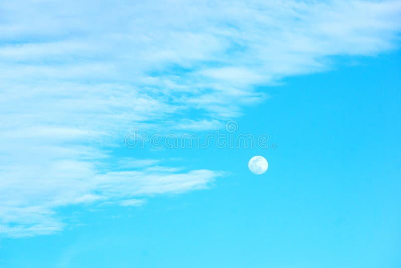 Luna y cielo azul foto de archivo Luna y cielo azul foto de archivo