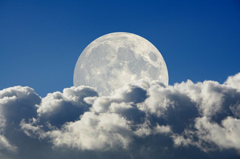 Luna y nubes grandes fotografía de archivo Luna y nubes grandes fotografía de archivo