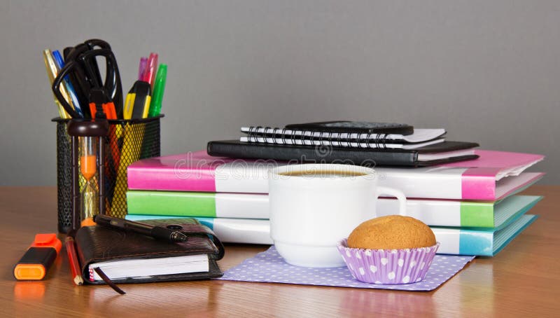 Lunch aan de bureau tafel stock afbeelding