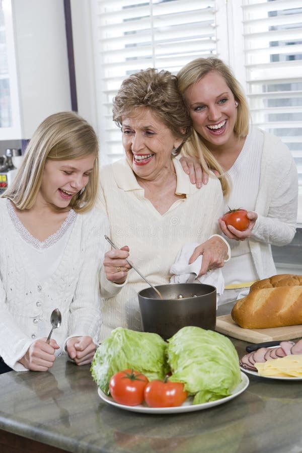 lunch tre för kök för matlagningfamiljutveckling arkivfoto lunch tre för kök för matlagningfamiljutveckling arkivfoto