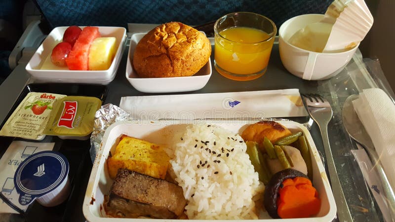 Lunchuppsättning i flykten för mat och Singapore Airlines för service ombord royaltyfri fotografi Lunchuppsättning i flykten för mat och Singapore Airlines för service ombord royaltyfri fotografi