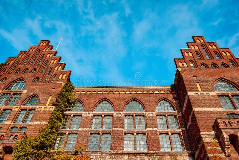Lund universitetarkiv, en stor tegelstenbyggnad mot blå himmel royaltyfri foto Lund universitetarkiv, en stor tegelstenbyggnad mot blå himmel royaltyfri foto