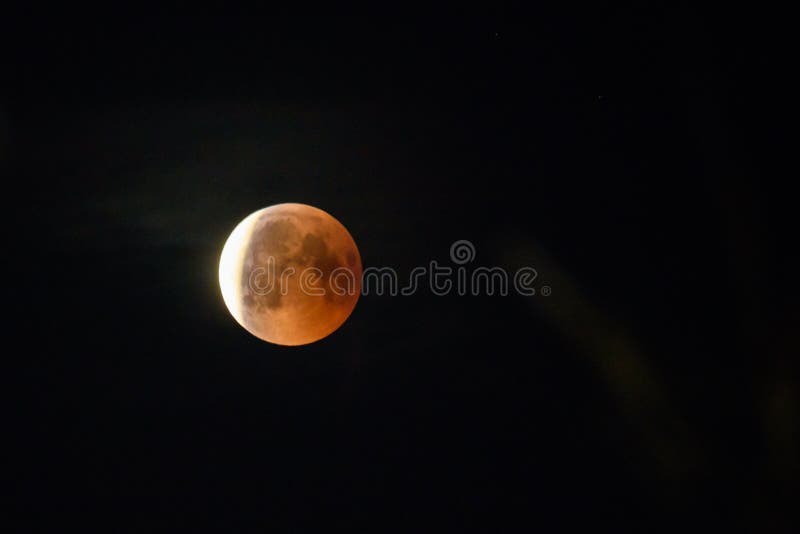 Lune de sang dans le ciel Éclipse totale de la lune image libre de droits Lune de sang dans le ciel Éclipse totale de la lune image libre de droits