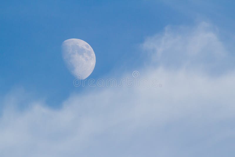 Lune, nuages, et ciel bleu images libres de droits Lune, nuages, et ciel bleu images libres de droits