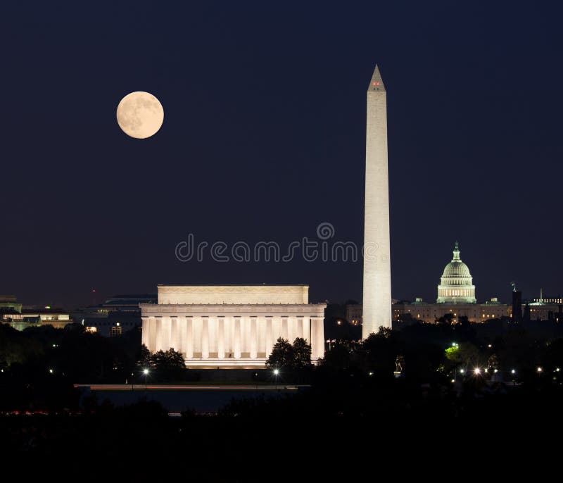 Lune se levant dans le Washington DC images stock Lune se levant dans le Washington DC images stock