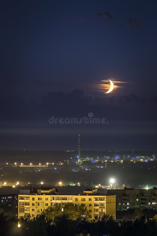 Lune étonnante au-dessus de la ville la nuit photo libre de droits Lune étonnante au-dessus de la ville la nuit photo libre de droits