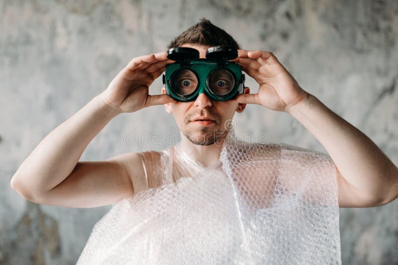 Homme Anormal Dans La Couche-culotte Enveloppée En Film D'emballage Image  stock - Image du adulte, drôle: 119743821