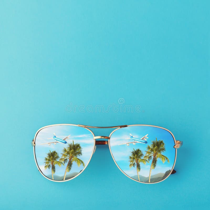 Lunettes de soleil avec des palmiers, un avion et des montagnes reflétés dans eux Concept sur le thème des vacances et du voyage image libre de droits