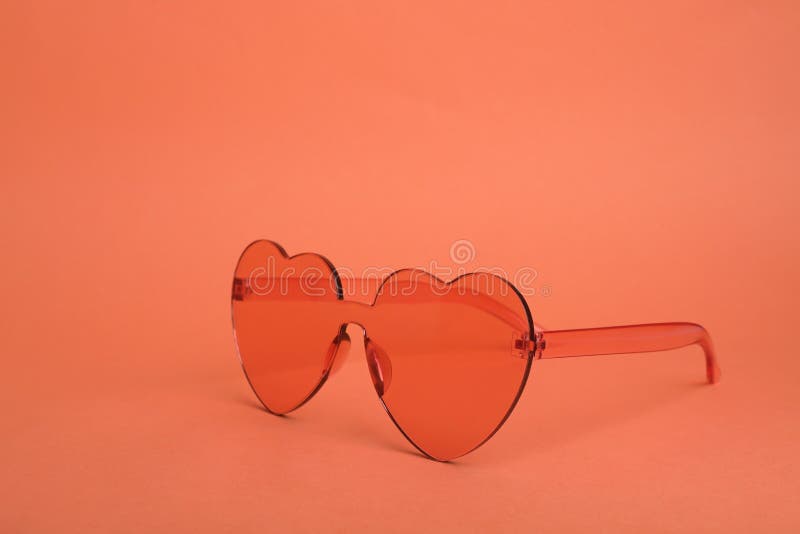 Lunettes de soleil de corail en forme de coeur images stock Lunettes de soleil de corail en forme de coeur images stock