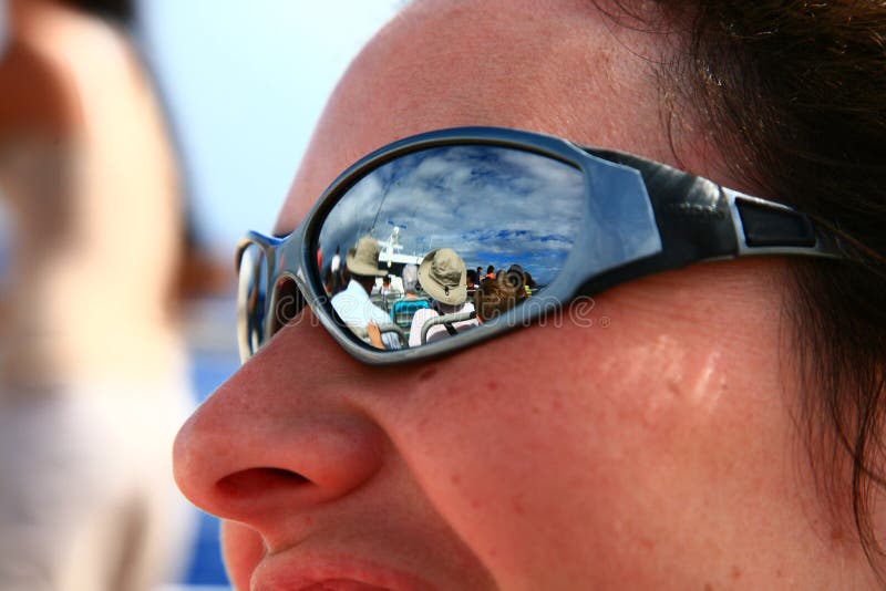 Lunettes de soleil de miroir photos libres de droits Lunettes de soleil de miroir photos libres de droits