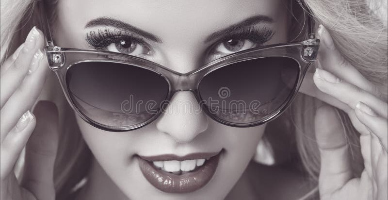 Lunettes de soleil de port de femme séduisante photos stock Lunettes de soleil de port de femme séduisante photos stock