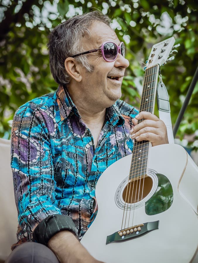 Lunettes de soleil de port hippies de Santa avec une guitare image stock Lunettes de soleil de port hippies de Santa avec une guitare image stock