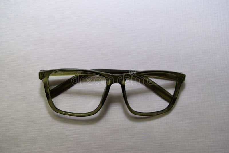 Lunettes de soleil sur le fond de table de bureau image libre de droits Lunettes de soleil sur le fond de table de bureau image libre de droits
