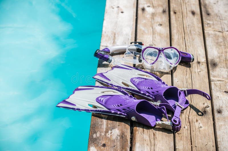 Lunettes, prise d'air et ailerons de plongée sur la jetée photographie stock Lunettes, prise d'air et ailerons de plongée sur la jetée photographie stock