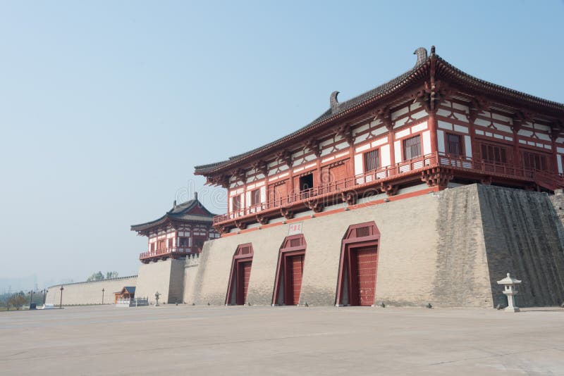 LUOYANG, CHINA - 18 DE NOVIEMBRE DE 2014: Puerta de Dingding, ciudad de Luoyang del foto de archivo LUOYANG, CHINA - 18 DE NOVIEMBRE DE 2014: Puerta de Dingding, ciudad de Luoyang del foto de archivo