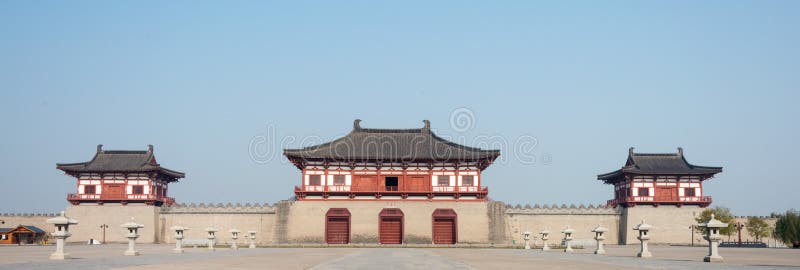 LUOYANG KINA - NOVEMBER 18 2014: Dingding port, Luoyang stad av royaltyfria foton LUOYANG KINA - NOVEMBER 18 2014: Dingding port, Luoyang stad av royaltyfria foton