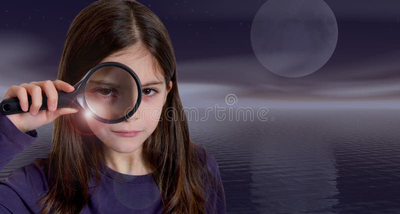 Lupa da terra arrendada da menina no luar foto de stock royalty free Lupa da terra arrendada da menina no luar foto de stock royalty free