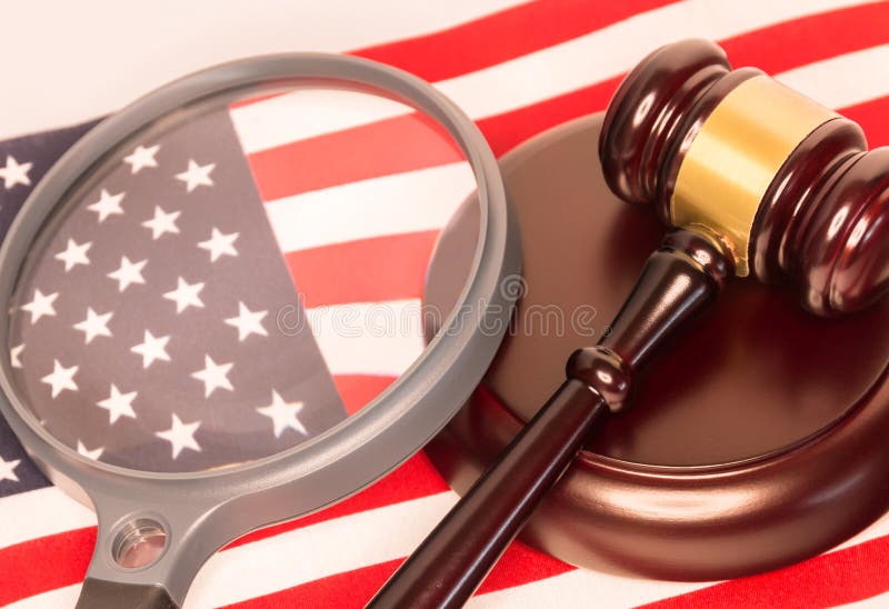 Lupa e martelo dos juizes na bandeira americana imagem de stock royalty free Lupa e martelo dos juizes na bandeira americana imagem de stock royalty free