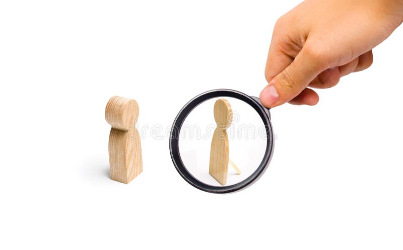 A lupa está olhando uma pessoa falsificada uma pessoa está tentando comunicar-se com uma figura falsa de uma pessoa deception imagem de stock royalty free A lupa está olhando uma pessoa falsificada uma pessoa está tentando comunicar-se com uma figura falsa de uma pessoa deception imagem de stock royalty free