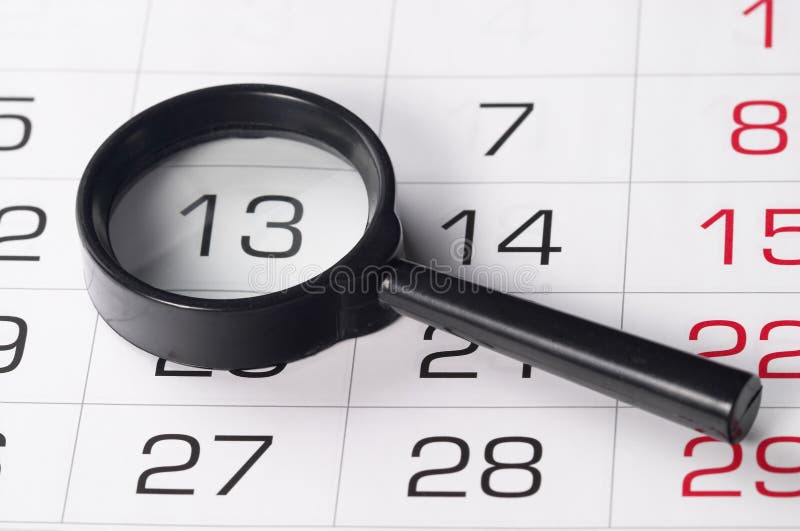 Lupa negra sobre calendario foto de archivo libre de regalías Lupa negra sobre calendario foto de archivo libre de regalías