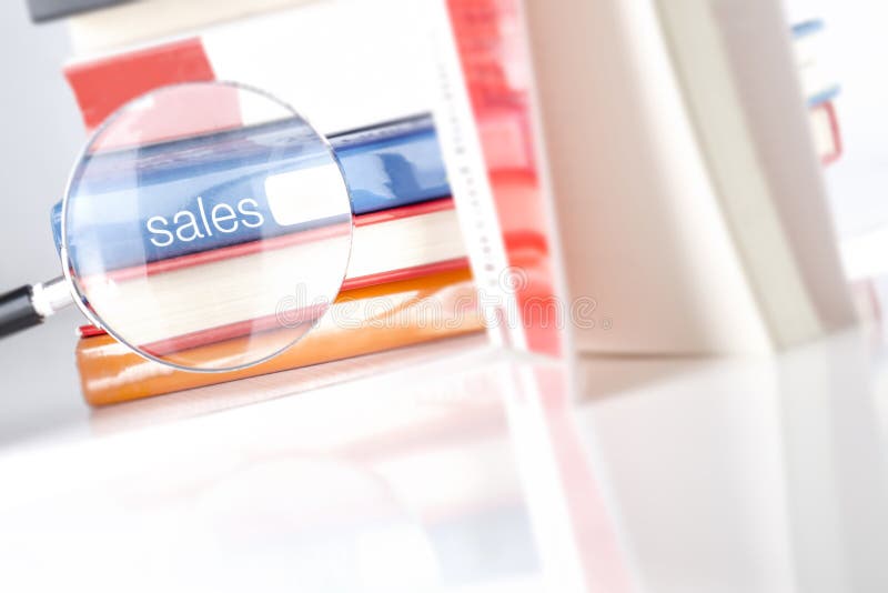 Lupe neben den Büchern lizenzfreie stockbilder Lupe neben den Büchern lizenzfreie stockbilder