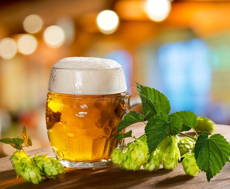 Luppolo e vetro di birra immagini stock Luppolo e vetro di birra immagini stock