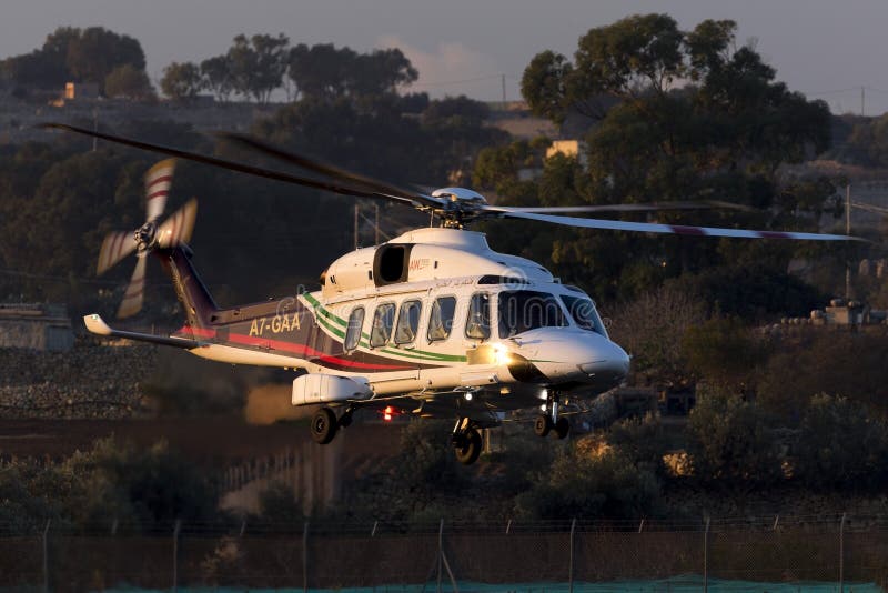 Luqa, Malta - 17 de dezembro de 2015: AW189 que sae à plataforma petrolífera foto de stock Luqa, Malta - 17 de dezembro de 2015: AW189 que sae à plataforma petrolífera foto de stock