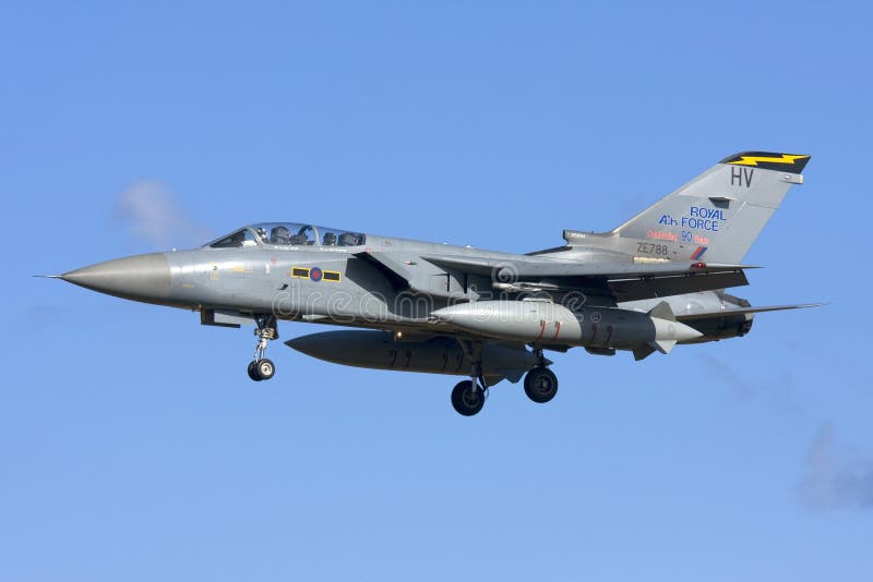 Luqa, Malta 7 de novembro de 2008: Aterrissagem de RAF Tornado imagens de stock Luqa, Malta 7 de novembro de 2008: Aterrissagem de RAF Tornado imagens de stock