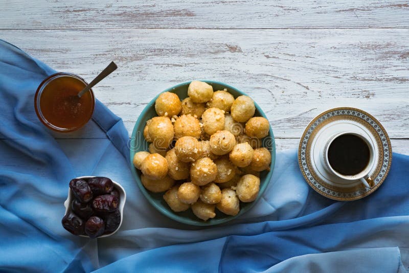 Luqaimat - bolas de masa hervida dulces ?rabes tradicionales Comida dulce del Ramad?n imagen de archivo Luqaimat - bolas de masa hervida dulces ?rabes tradicionales Comida dulce del Ramad?n imagen de archivo