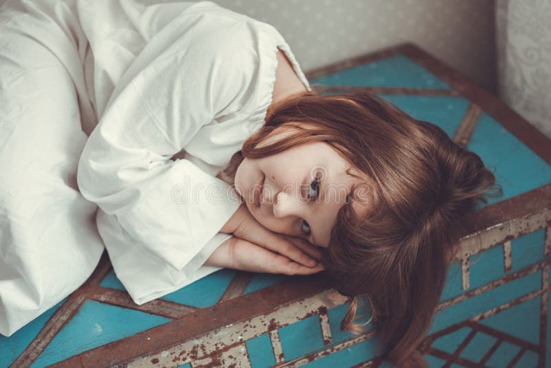 Lura flickan i nattlinnen som är retro på den blåa gamla stammen royaltyfri foto Lura flickan i nattlinnen som är retro på den blåa gamla stammen royaltyfri foto