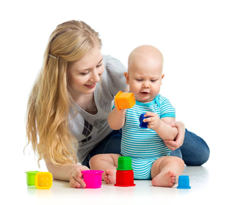 Lura pojken och fostra att leka samman med toys fotografering för bildbyråer