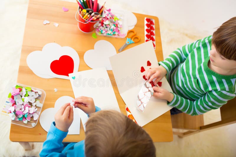 Lurar förlovat i valentins dagkonster med hjärtor arkivbild Lurar förlovat i valentins dagkonster med hjärtor arkivbild