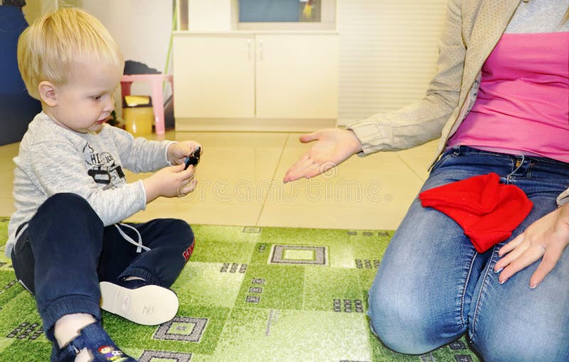 Lurar gruppdanandekonsthantverk i dagis Barn som spenderar tid i daghem med det stora intresset royaltyfri foto Lurar gruppdanandekonsthantverk i dagis Barn som spenderar tid i daghem med det stora intresset royaltyfri foto