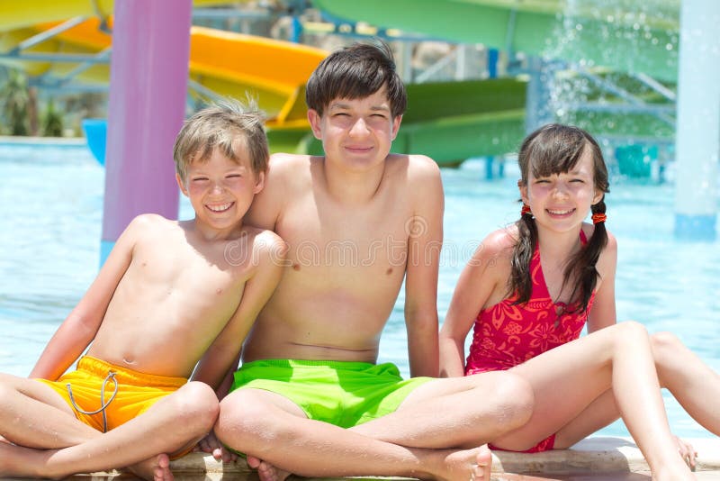 lurar poolside tre arkivbild lurar poolside tre arkivbild