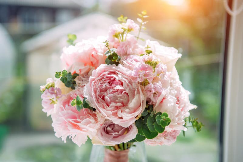 Lush bridal bouquet van lichtroze bloemen, close-up, wazig background Weddenschap, briefkaart royalty-vrije stock afbeelding Lush bridal bouquet van lichtroze bloemen, close-up, wazig background Weddenschap, briefkaart royalty-vrije stock afbeelding