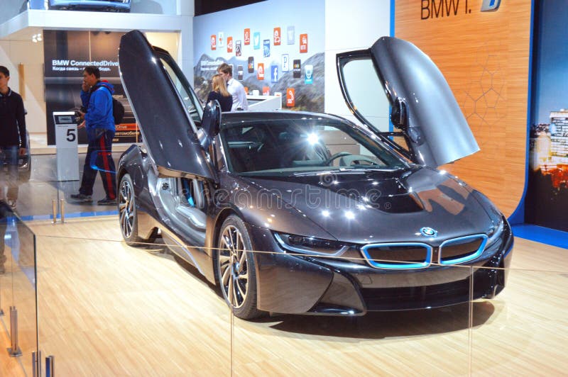 Lusso blu scuro internazionale di BMW i8 del salone dell'automobile di Mosca immagini stock libere da diritti Lusso blu scuro internazionale di BMW i8 del salone dell'automobile di Mosca immagini stock libere da diritti