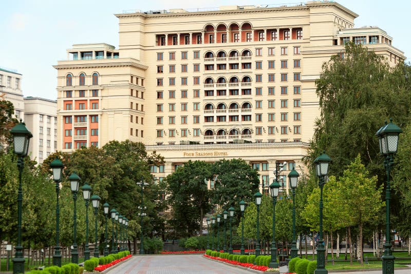 Lusso che vive in appartamenti storici della città moderna immagini stock Lusso che vive in appartamenti storici della città moderna immagini stock