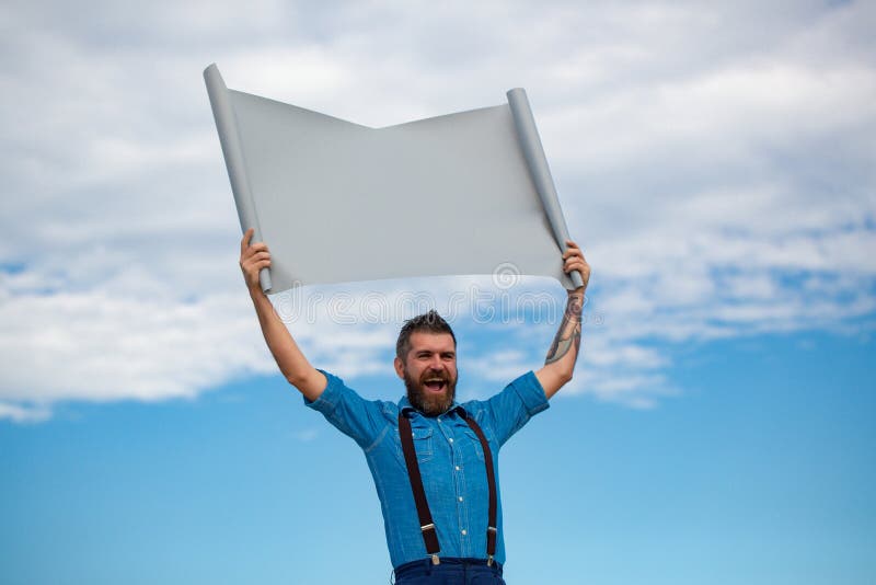 Lustig man med blankt kort. Hipster-kille som visar en tom bräda. Guy med kartong. Man presenterar mockup board för arkivfoton