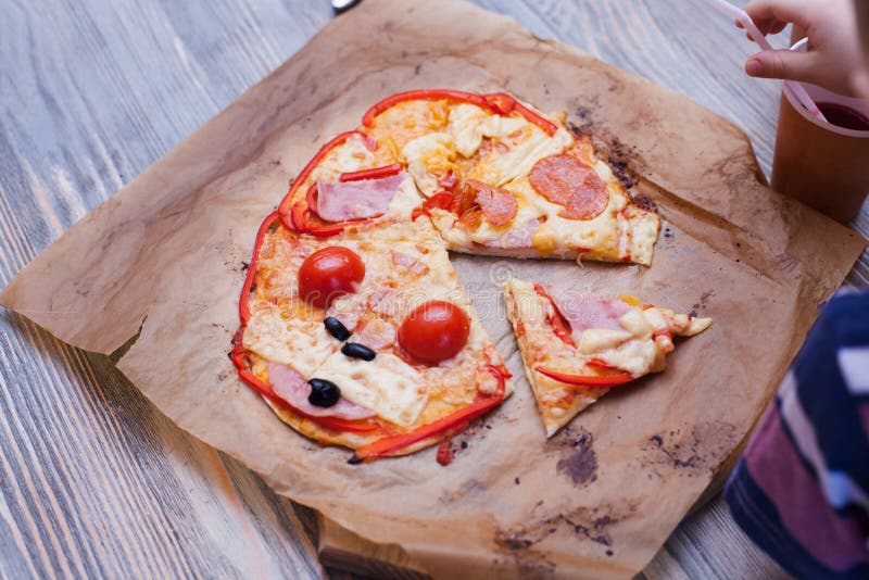 Lustige Babypizza kochte in einem Kochkurs, gerade vom Ofen, heißes neues Lebensmittel stockfoto Lustige Babypizza kochte in einem Kochkurs, gerade vom Ofen, heißes neues Lebensmittel stockfoto