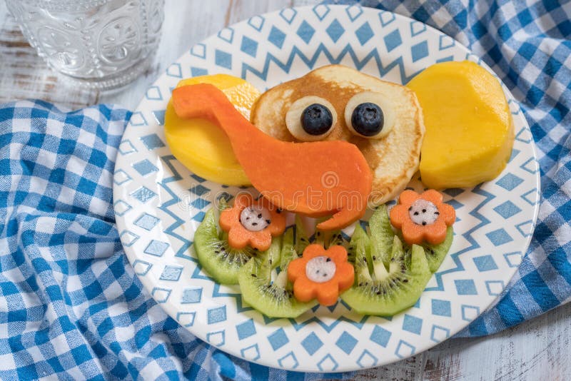 Lustige Elefantpfannkuchen zum Kinderfrühstück lizenzfreie stockfotografie Lustige Elefantpfannkuchen zum Kinderfrühstück lizenzfreie stockfotografie