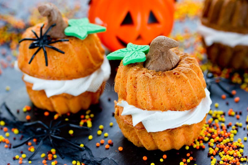 Lustige Halloween-kleine Kuchen Formten Kürbis Mit Sahne, Kreatives Und ...
