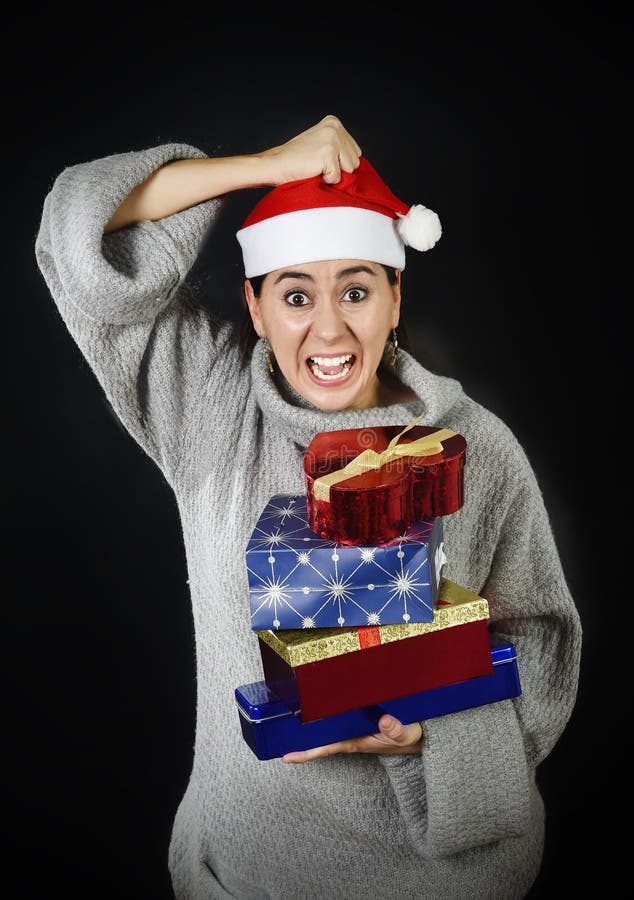 Lustige hoffnungslose Frau in Santa Christmas-Hut im Druck über das Einkaufsc$schreien Dezember-Geschenke und -geschenke stockfoto Lustige hoffnungslose Frau in Santa Christmas-Hut im Druck über das Einkaufsc$schreien Dezember-Geschenke und -geschenke stockfoto