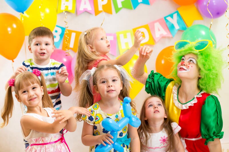 Lustige Kinder mit dem Clown, der Geburtstagsfeier feiert lizenzfreie stockfotos Lustige Kinder mit dem Clown, der Geburtstagsfeier feiert lizenzfreie stockfotos
