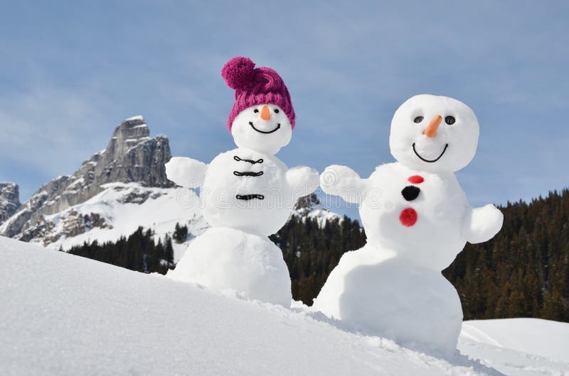 Lustige Zwei Schneemänner Mit Geschenkbox in Der Winterlandschaft ...