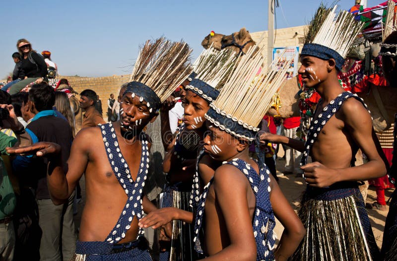 Lustige Stammes- Tanzenleute vom afrikanischen Kontinent stockbilder Lustige Stammes- Tanzenleute vom afrikanischen Kontinent stockbilder